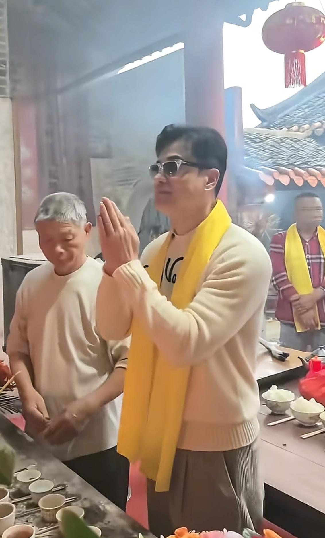 吕良伟，这次真有点儿不讲究了！他回广西陆川县祭祖，这本来是件庄重肃穆的事儿，结果