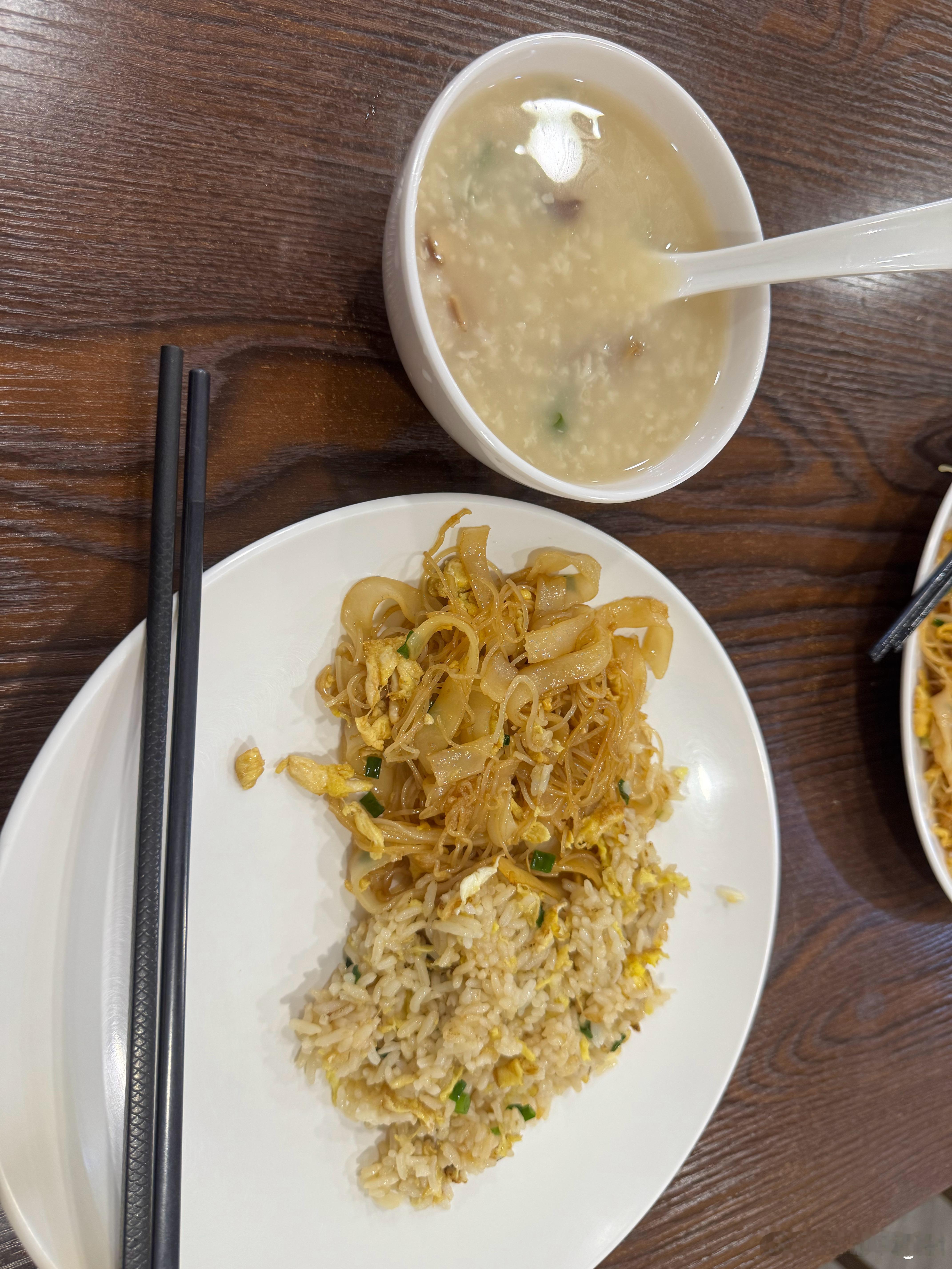 炒饭配炒粉，加上粥来送，丰田的午餐他真的我哭死