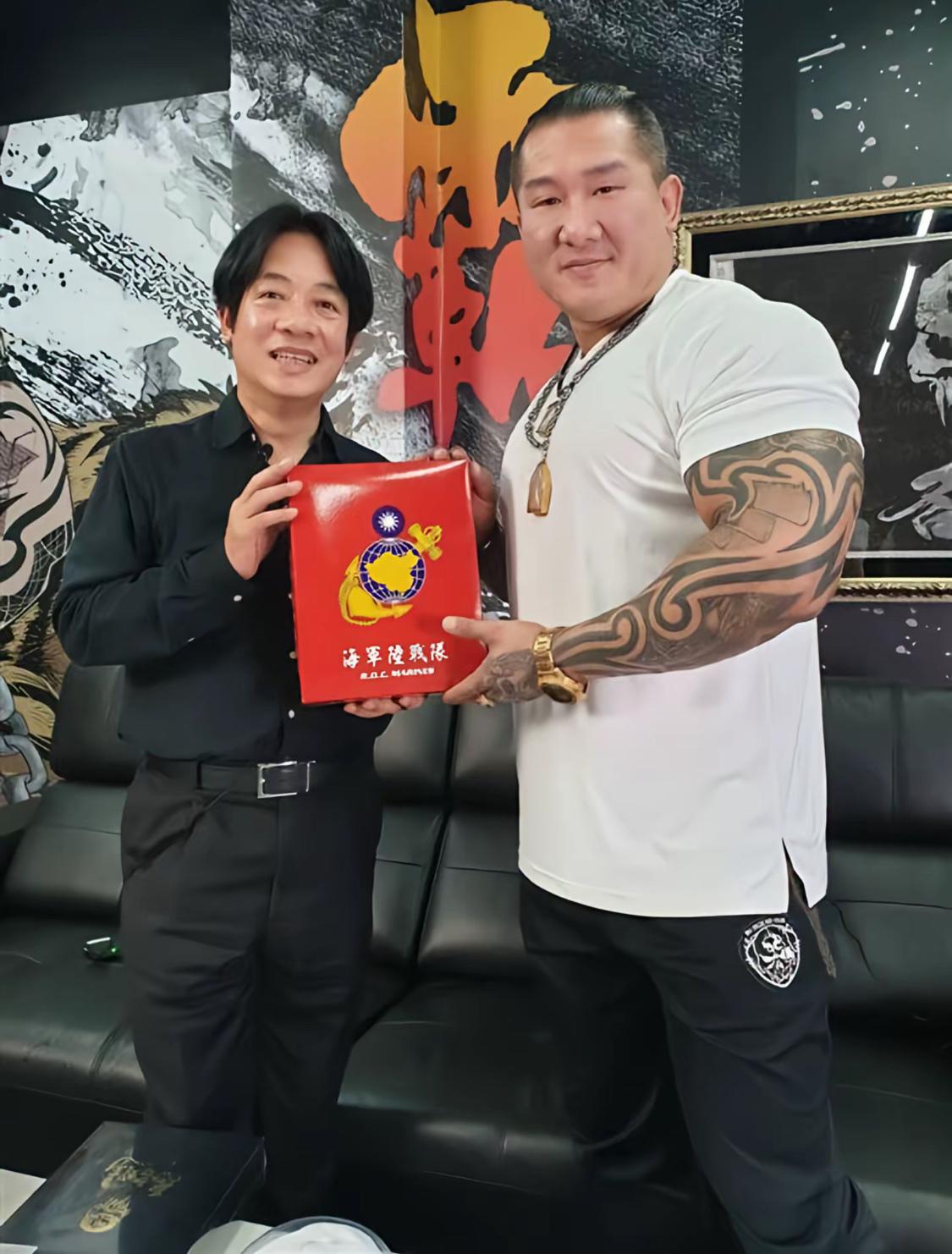 馆长挺聪明了，被挖出以前是台du也毫不躲避，大方承认以前是，现在不是。现在也