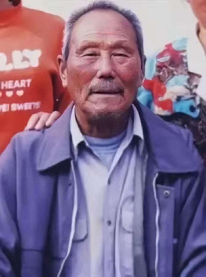 1950年，一名人高马大的土耳其士兵，见志愿军战士董明德筋疲力尽，便想趁机弄死董