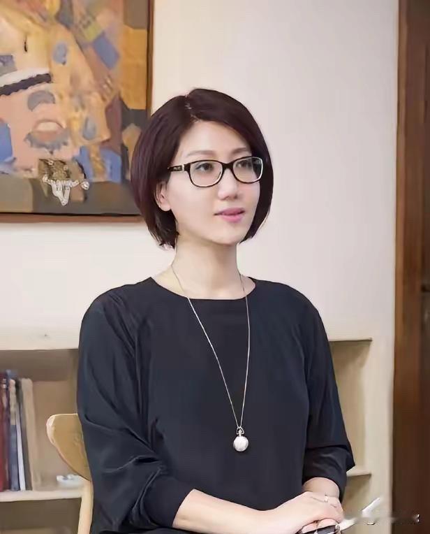 不少人觉得易立竞采访犀利，实则作为访谈者她十分失败。她的出圈内容全靠受访者自身表