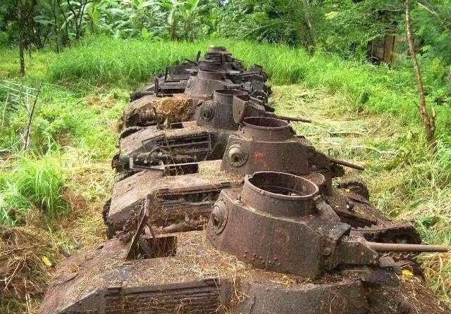 日本战败几十年了，在密克罗尼西亚联邦波纳佩岛，还有大量日军95式轻型坦克被丢弃在