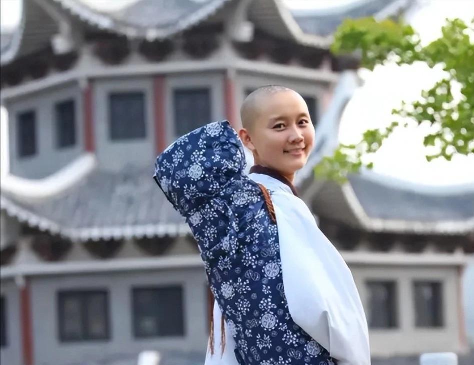 15年前，山东一名19岁的年轻大学生梦见了佛祖，佛祖告诉她：“你是我座下童子，如