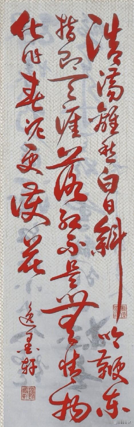 飘落的花瓣并不是无情之物，它融进泥土，还能滋养花木，呵护新生。
