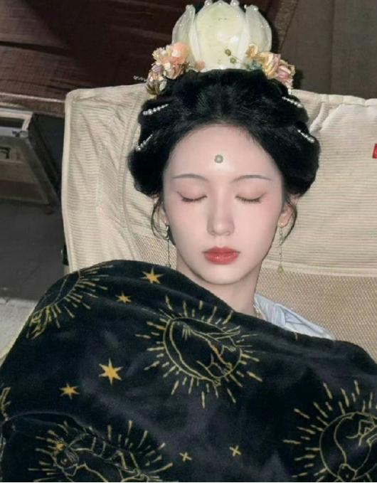 周也打盹这张…原来不是所有人躺下脸都会流下来…​​​​