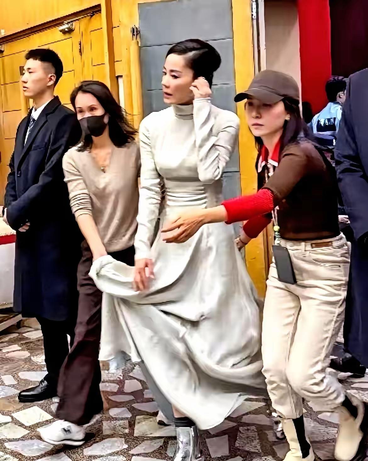 看到王菲这张照片，底下评论区直接吵翻天了。咱们​有一说一，这回带来的新歌，名