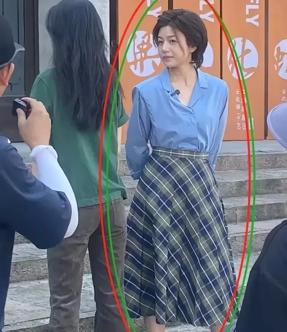 甭管啥明星，都一样，路人视角，都是街边买菜大姐，年龄再大一点的就是大婶，年龄再大