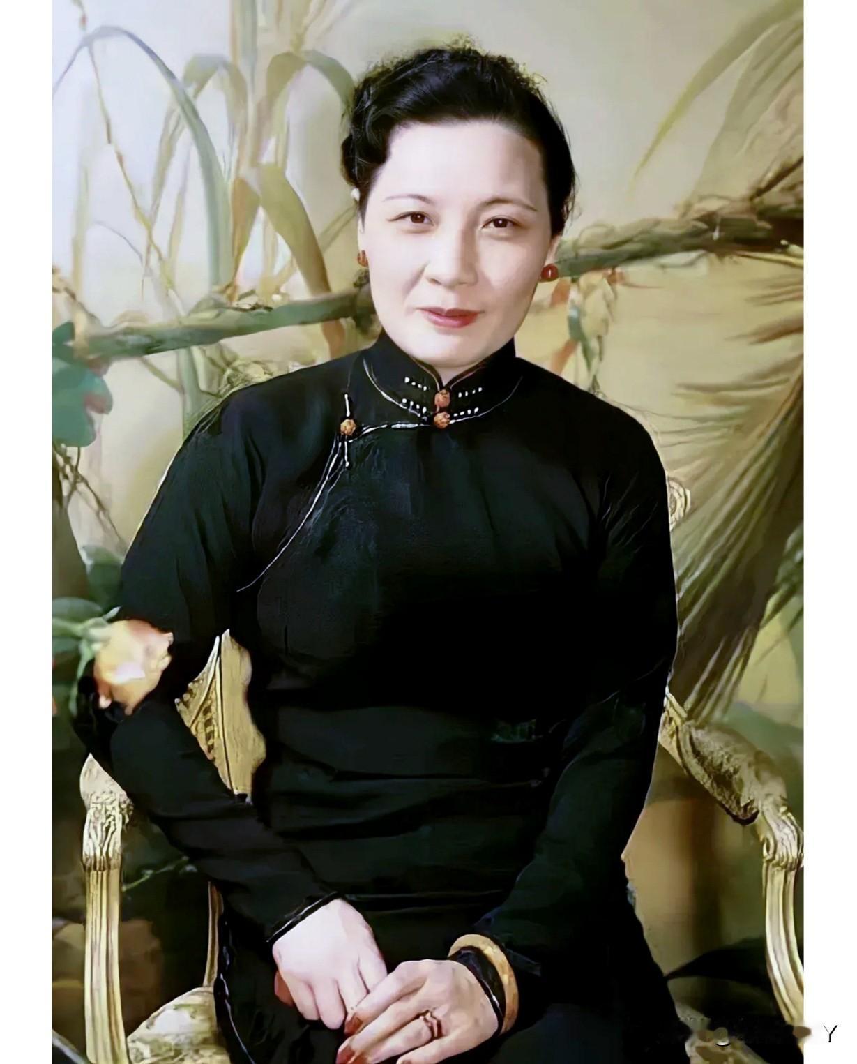 这是宋美龄在室内的一张留影老照片，拍摄于上世纪四十年代。这可不是演戏，也不是演员