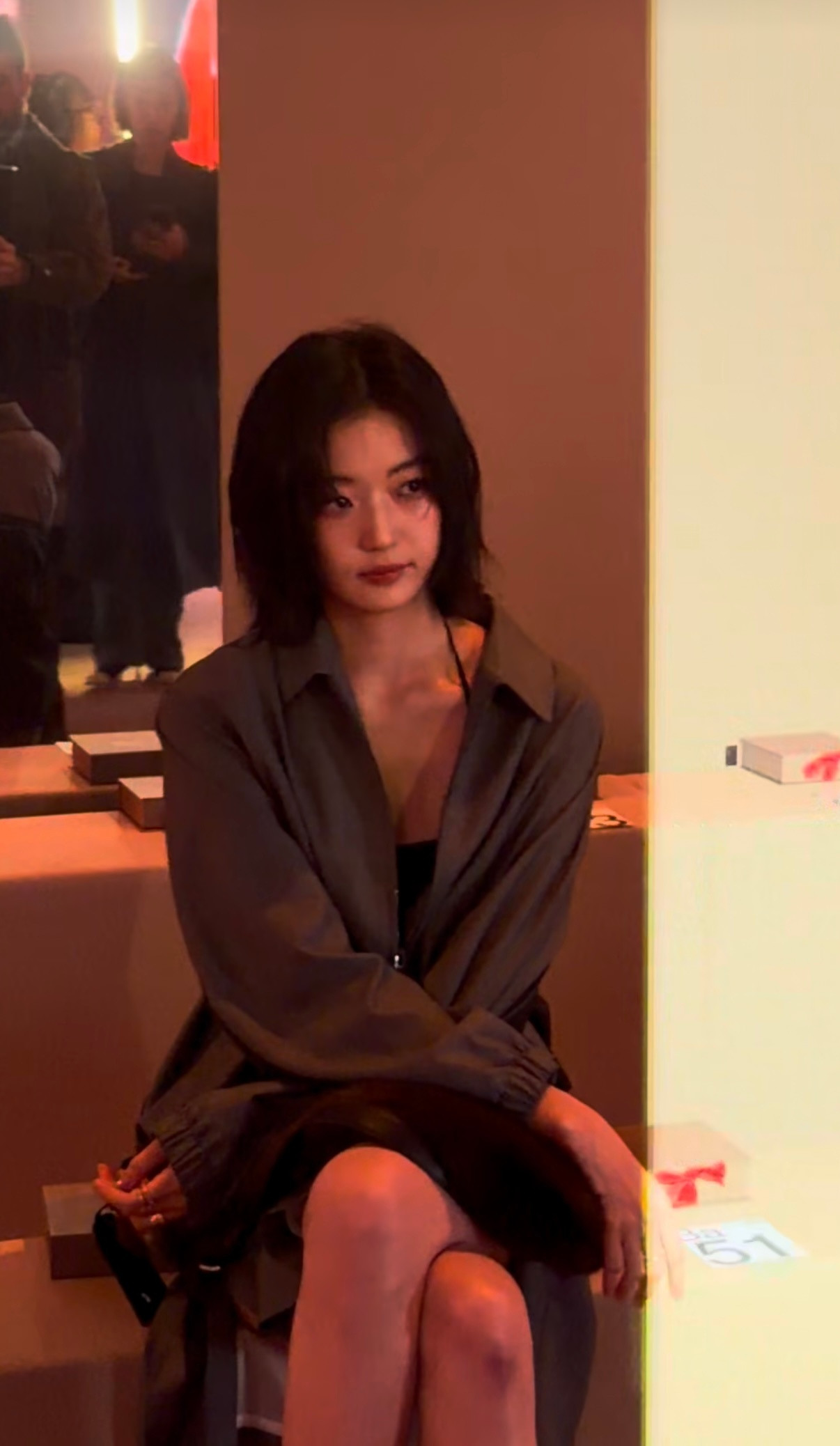 孙千米兰看秀待遇孙千时装周满满的高智感，利落短发与时尚感并存，米兰时装周和VO