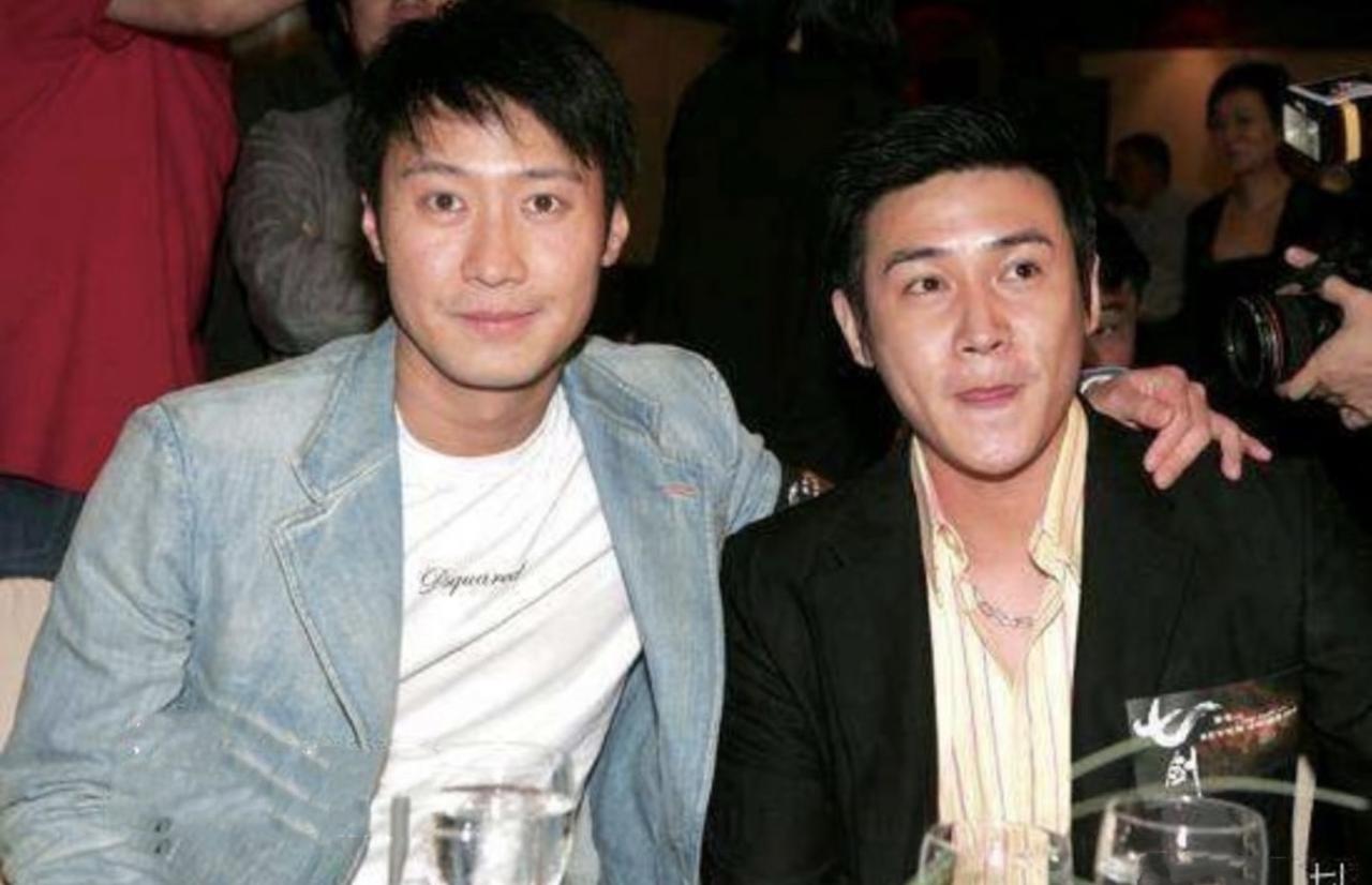 2005年，黎明与陆毅在电影《七剑》杀青宴上的一张合影。两人相差10岁，都是