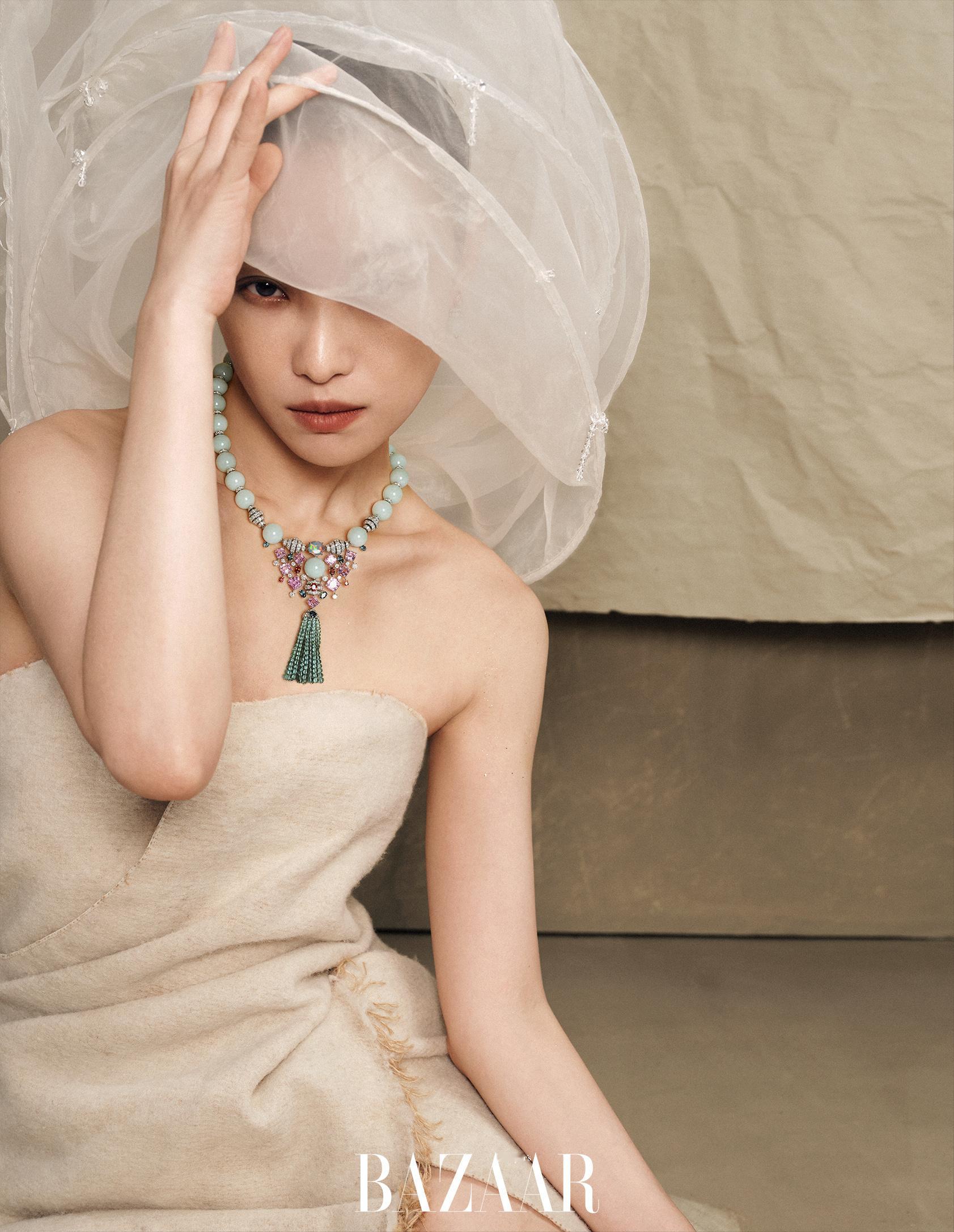 倪妮全新穿搭画报，冷感百变美人。倪妮