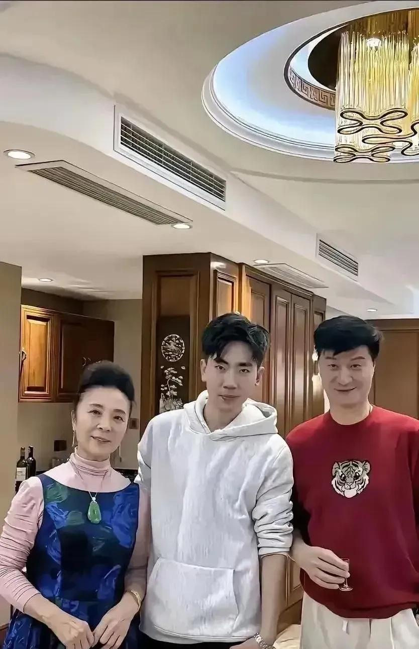 范丞丞和他爸爸长得太像了！特别是脸型，几乎一模一样，完全不担心说是抱错了，一看