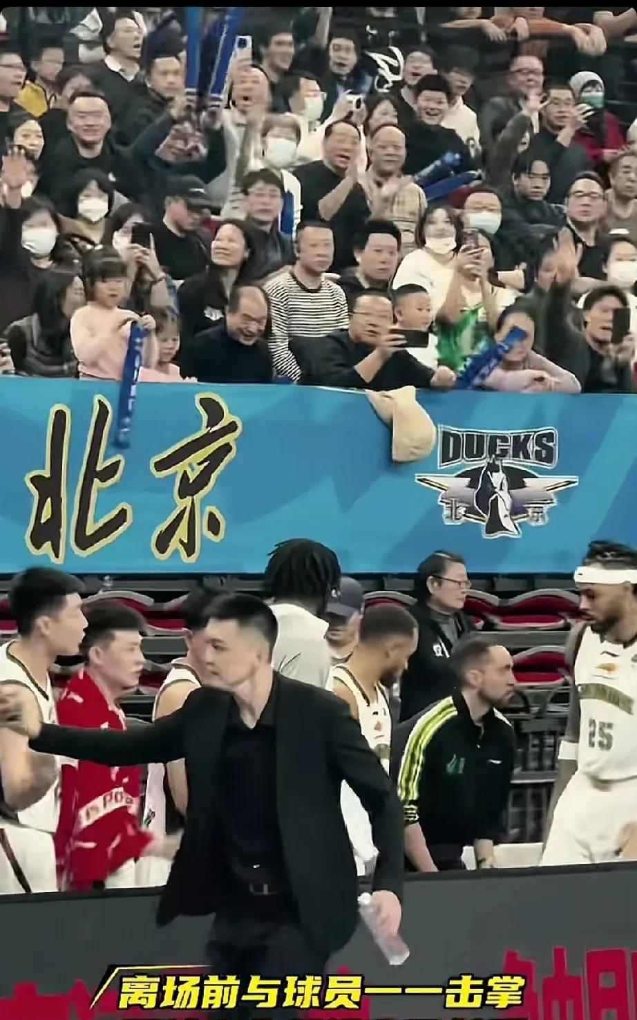 杨鸣被驱逐北京球迷乐开了花！京辽大战真的没有应到会以这种局面收尾，杨鸣被驱逐，