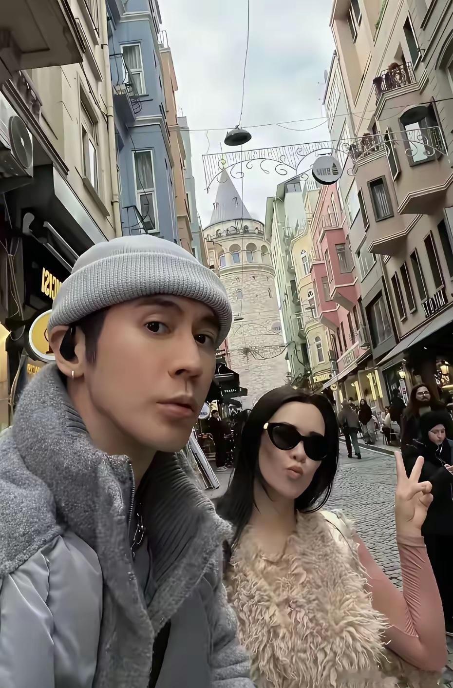 张伦硕也太会保养了，和钟丽缇的大女儿游玩土耳其，作为继父，他更年轻，继女又长得像