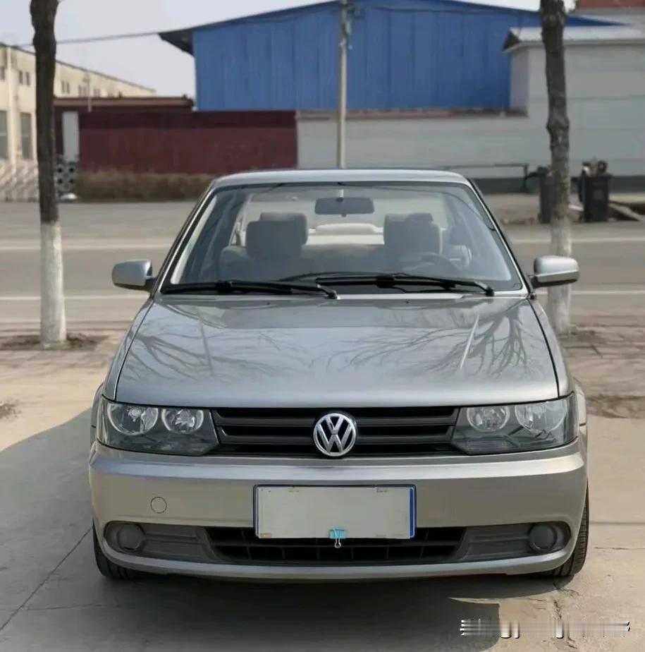 经典轿车之一汽大众捷达。捷达轿车在国内汽车市场上的也是具有代表性的。我们大部分人