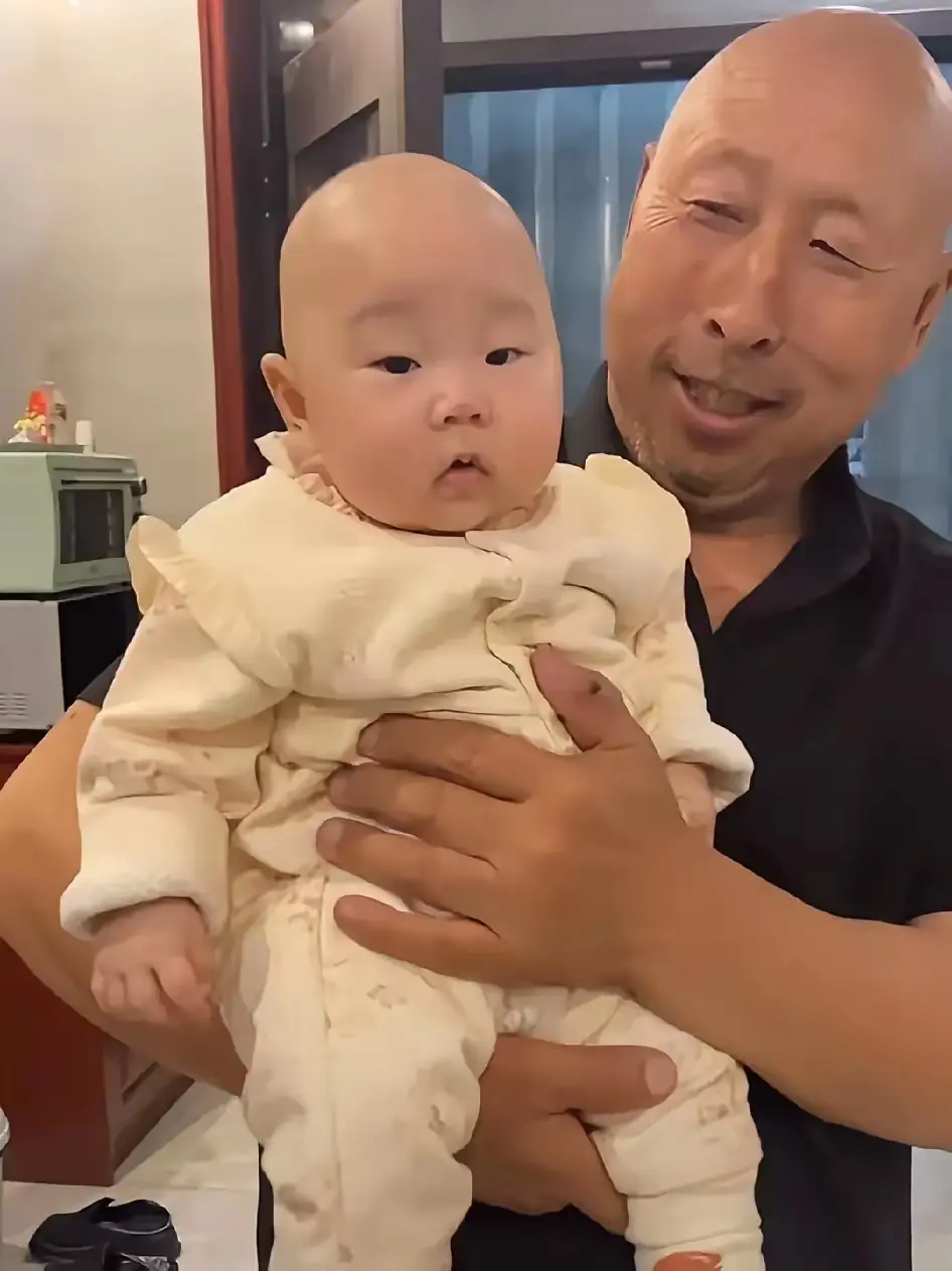 孩子长得像公公是种什么样的心情？最近朋友吐槽说，生完孩子过后感觉天塌了，孩子太