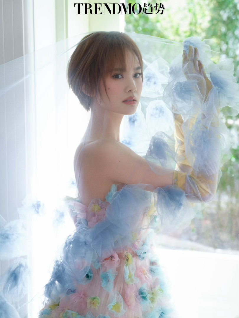 杨丞琳什么时候剪短发了杨丞琳把春天穿在身上印象里杨丞琳长发短发都驾驭得很好，但