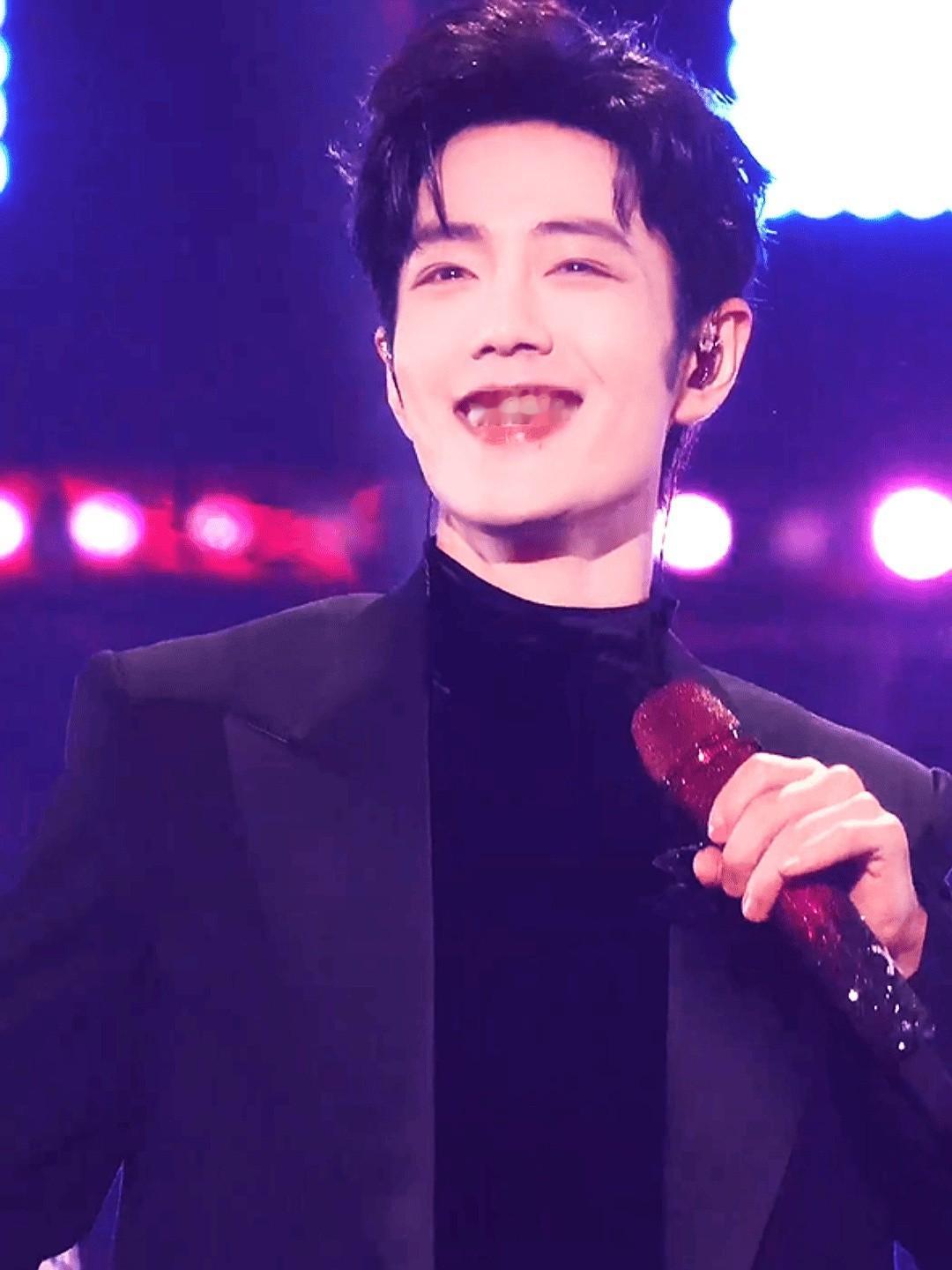 开年第一波热搜是肖战在舞台上那两个表情包级别的梗——一跳就害羞,一害羞就傻笑,粉