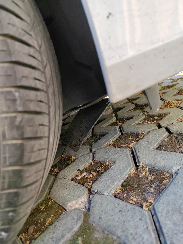 车开起来的时候感觉有异响趴在车里看的时候发现前保险杠底下有个东西掉下来了。不知