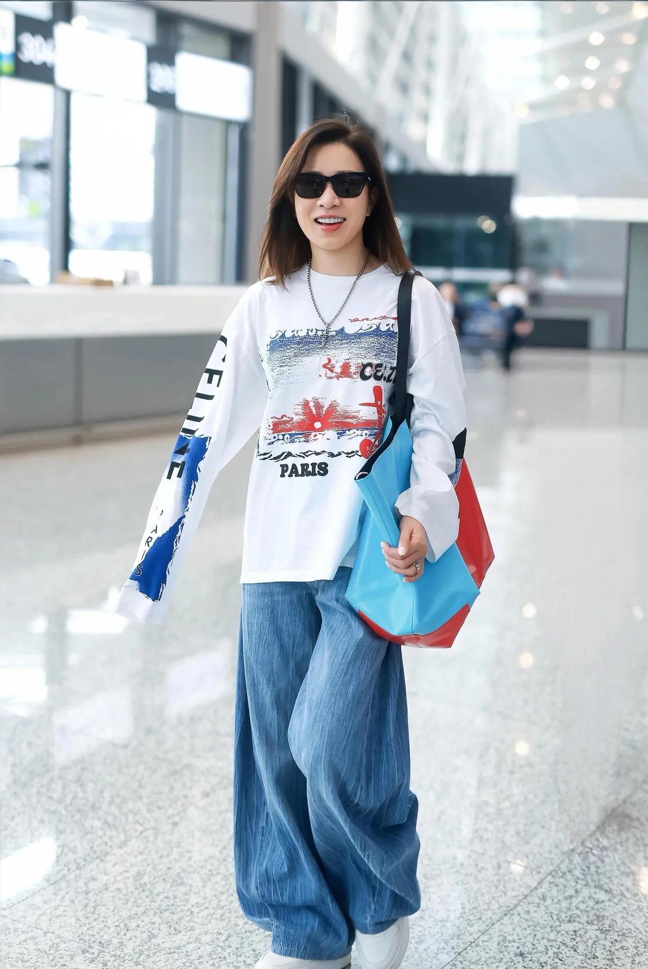 佘诗曼机场生图状态绝了！印花长袖配牛仔裤，简约又高级松弛感穿搭的天花板，日常