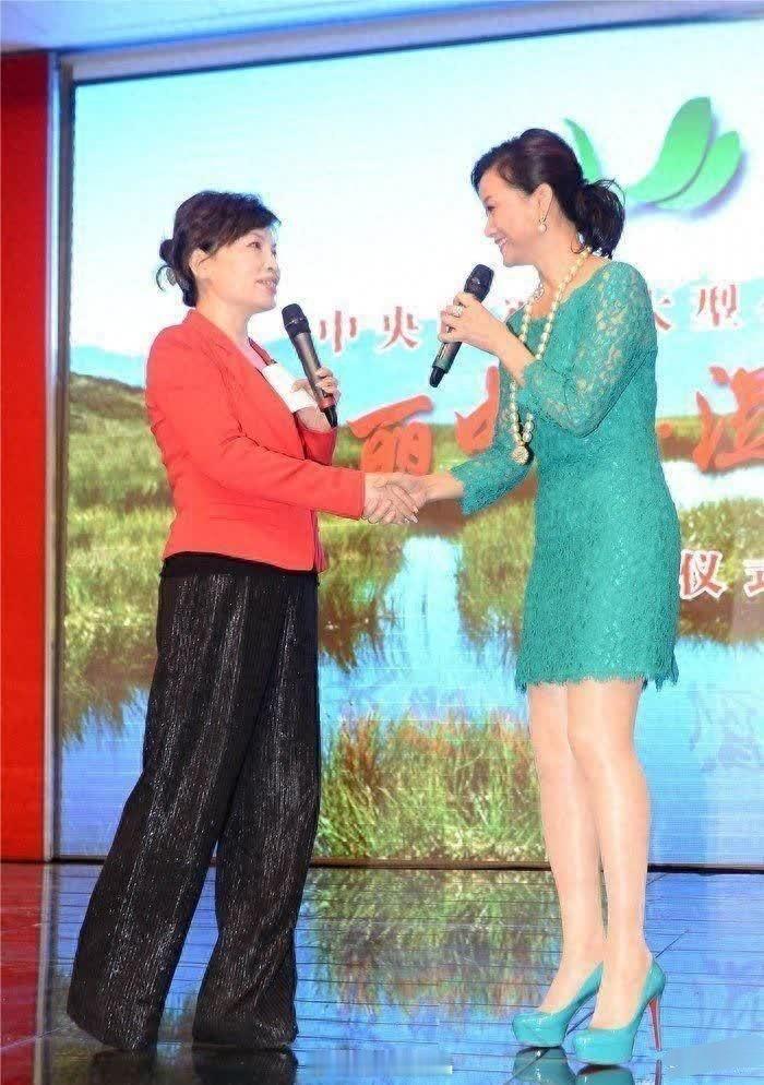 这张旧照里，歌唱家宋祖英穿着一双油亮亮的肉色丝袜，造型相当抢眼