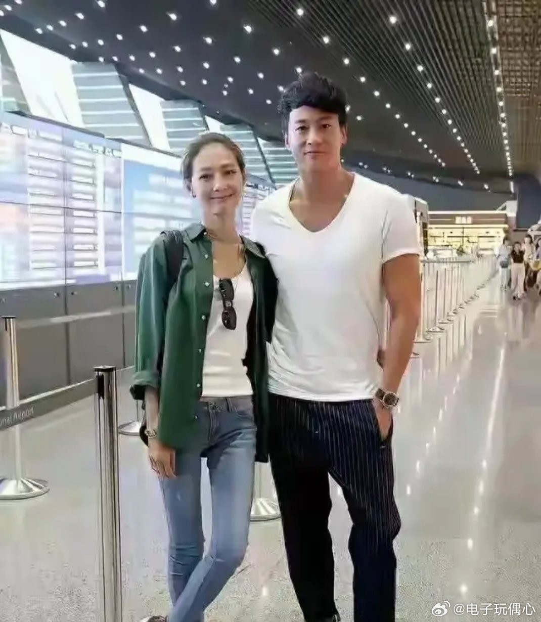 万万没想到他俩居然走到一起了，真是低调又恩爱