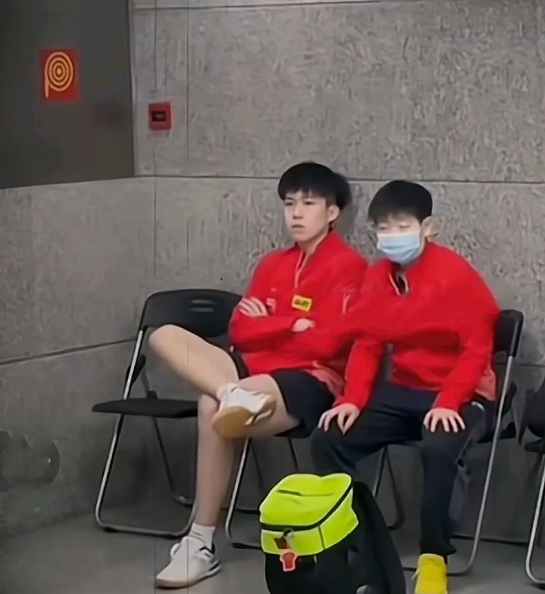 莎莎真的对他说：腿放直了？咚的一声是王楚钦最后的倔强了，大头其实性格比较狂野傲气