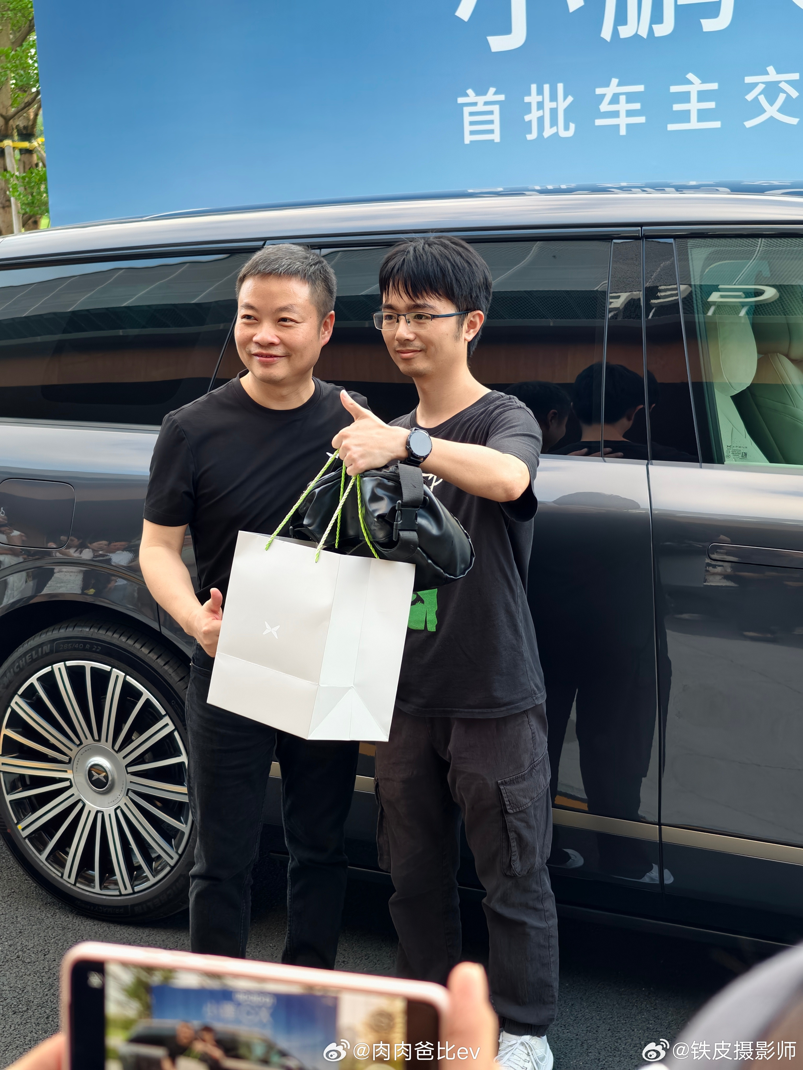 拿一张皮爷的图，说了几百年要入一台鹏厂大车的跑哥终于提车了，大师兄亲自交车，排面