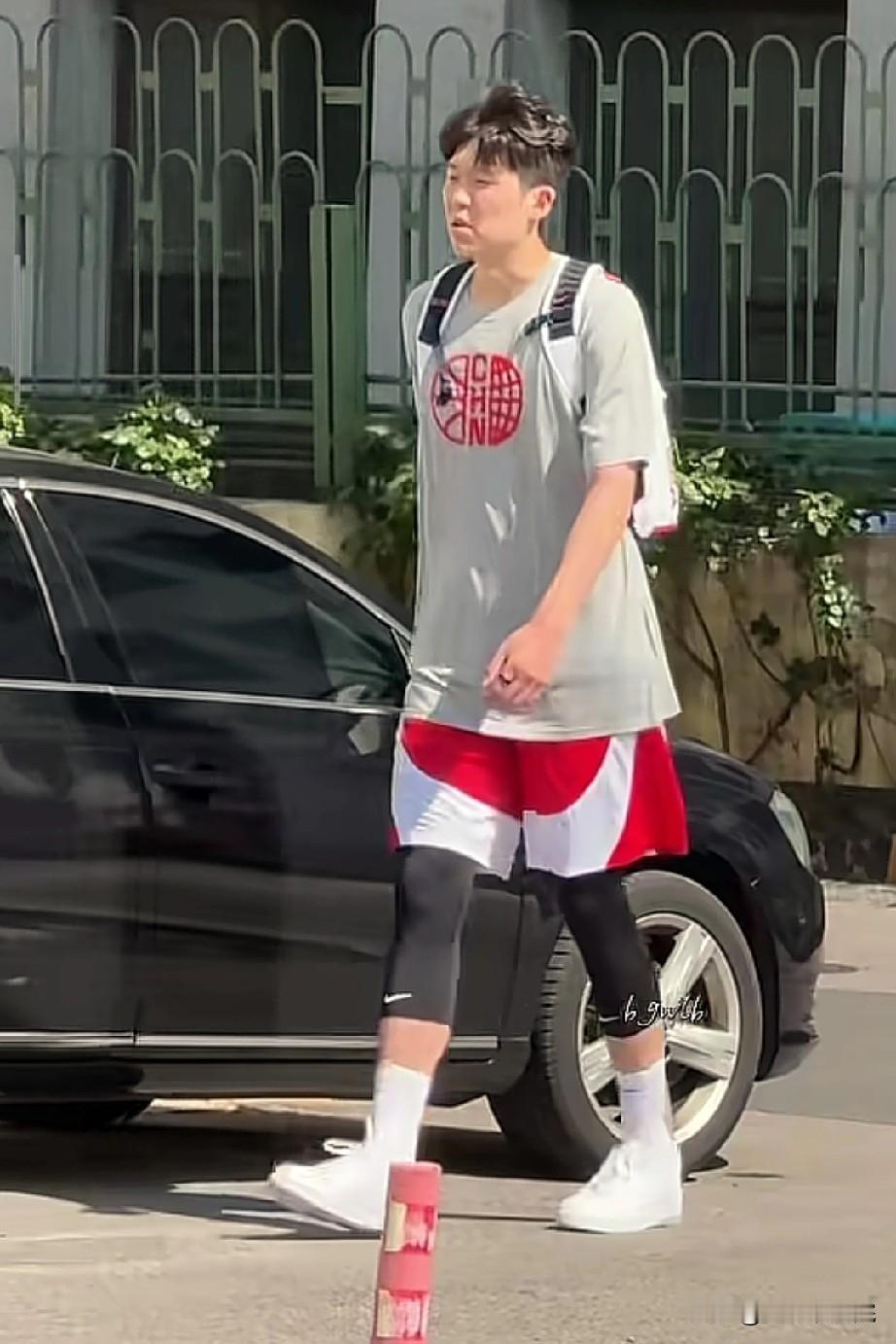 国家男篮训练近照，杨瀚森一看就是没睡醒！还有不到一个月时间世预赛开始，中国男