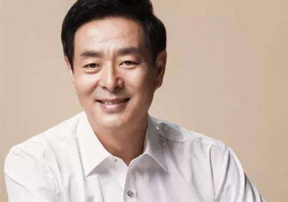 2012年，濮存昕的女儿濮芳出嫁前夜，他拿出一张银行卡说:这里有50万，你拿给姑