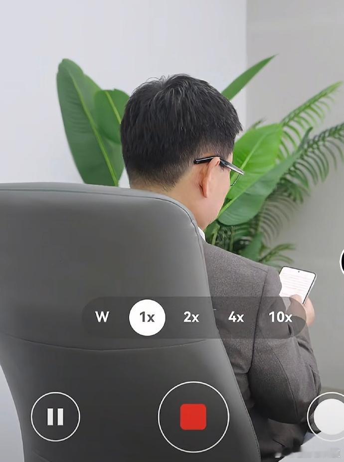 嘴哥真是交了罚款忘了疼，已经连续四次不小心泄密折叠屏，罚款交了之后还继续这样大大