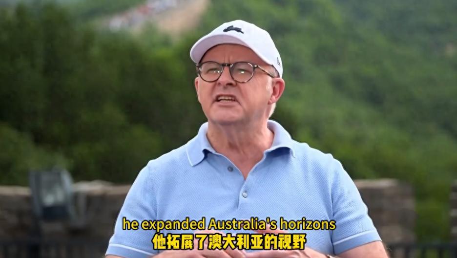 严月霞陪澳大利亚总理爬长城！穿咖色衬衫配休闲裤，青春洋溢，私服造型又美又飒~