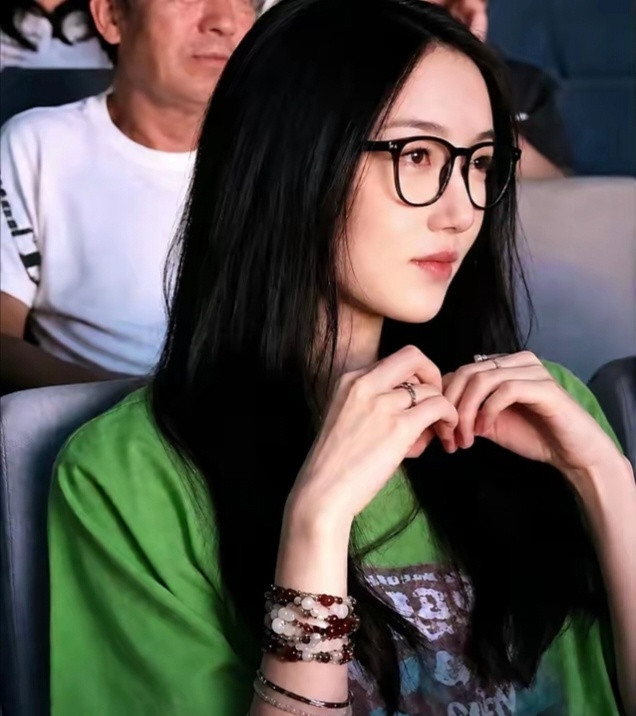 李嫣在嫣然天使基金的暑期活动上露面，嘴巴上那道痕迹几乎看不着了，人长得清秀，有人
