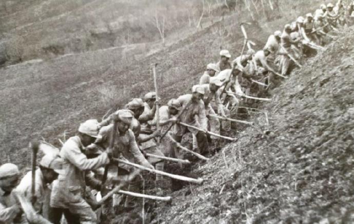 1946年1月，山东华丰煤矿日军守备队准备离开，想要拖着大炮等重武器回国。八路军