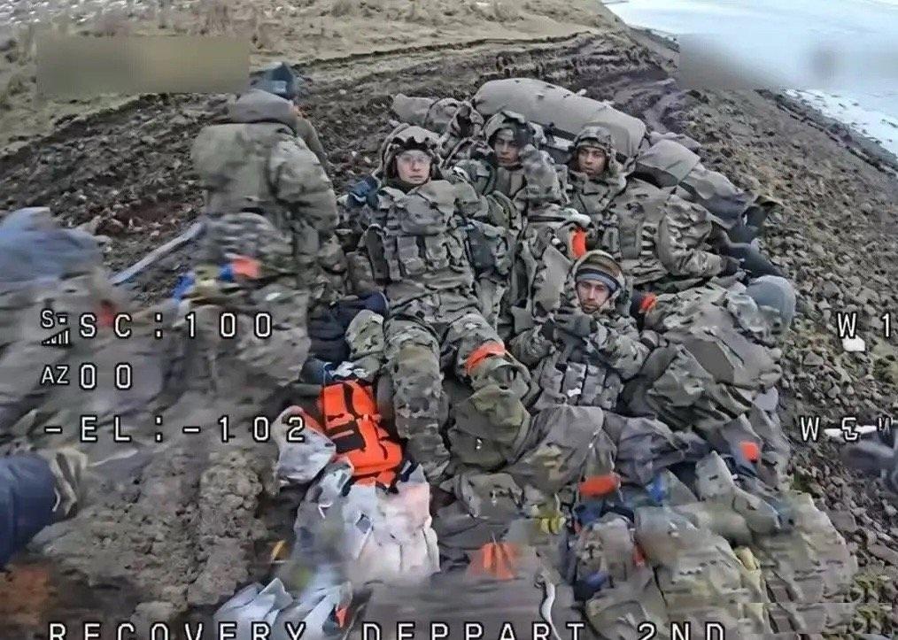 俄军遭遇惨烈攻击，卡车被无人机盯上，一车士兵遭到团灭。2026年4月27日，乌