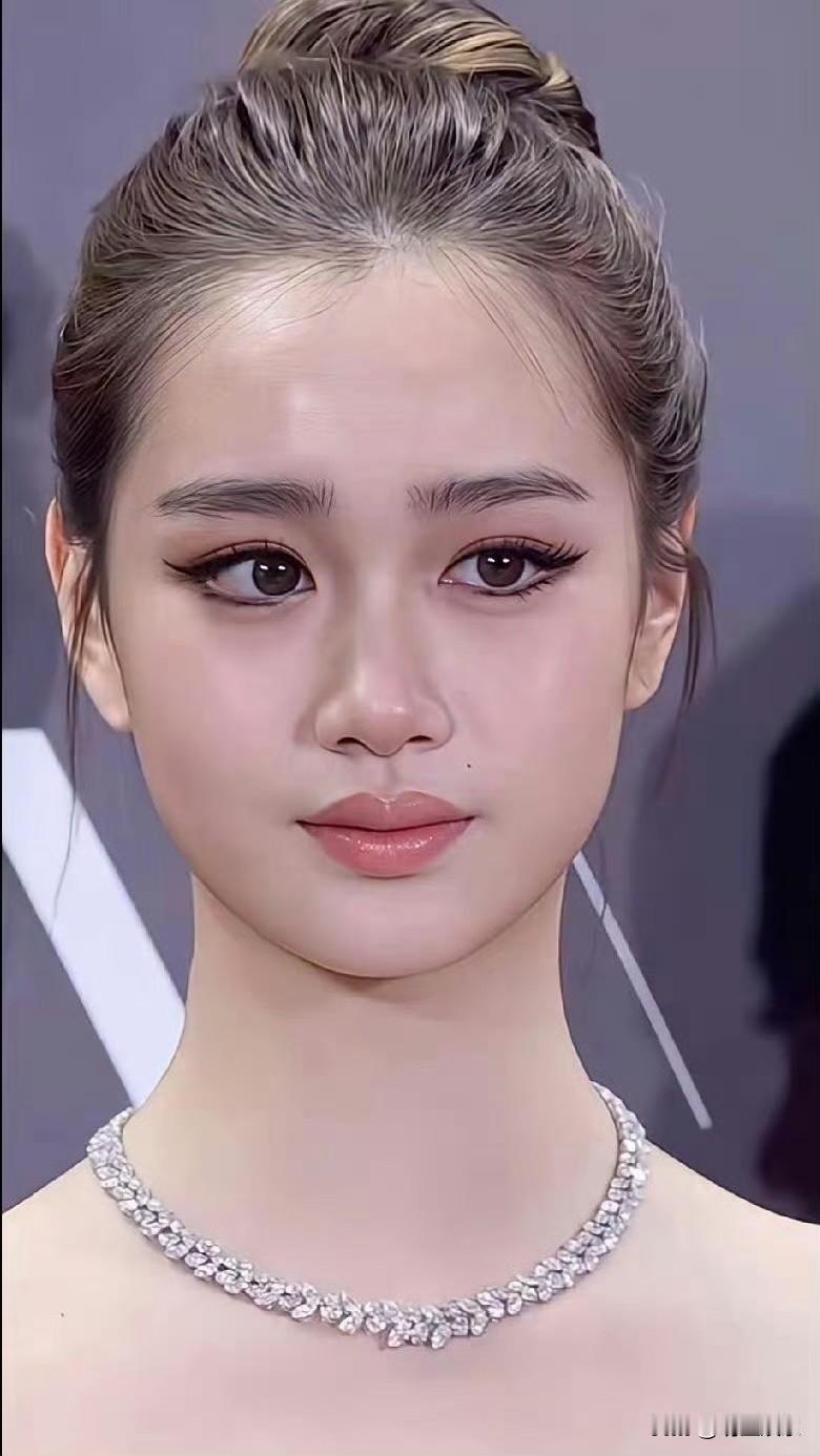 钟丽缇女儿考拉那双眼睛生得实在可惜幼时便因先天性弱视高达一千多度近乎失明，虽经
