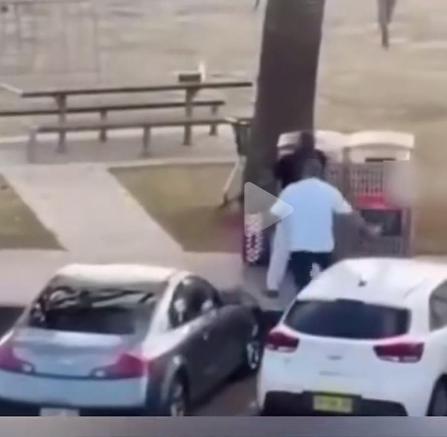 好汉莫走，可否留下姓名？枪击当时，白衣男子悄悄躲在车后，慢慢靠近枪手。然后猛然