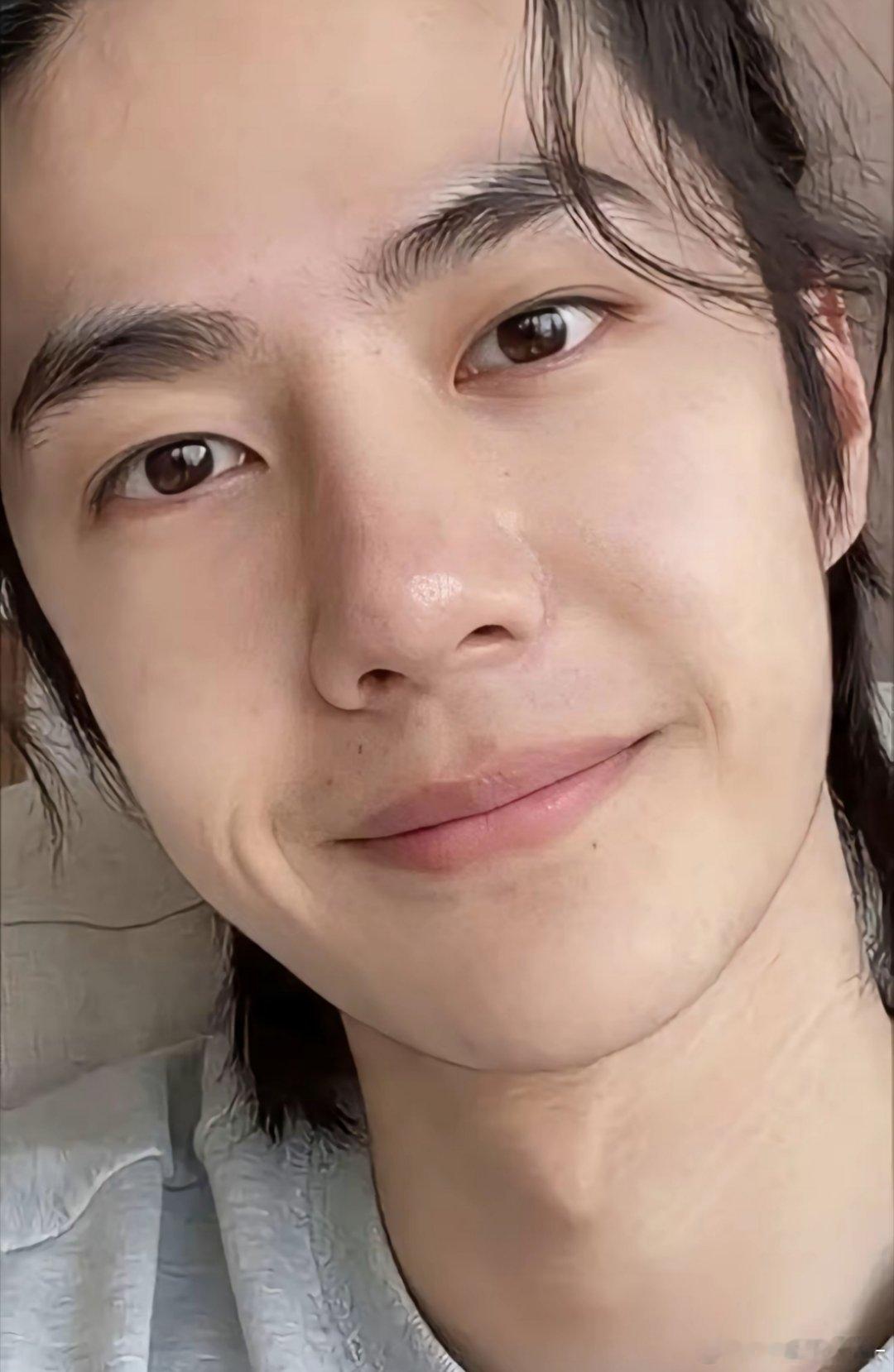 卧槽——没见过这张王一博欸！好顶（墨鱼老师权威认证此图源于ai）