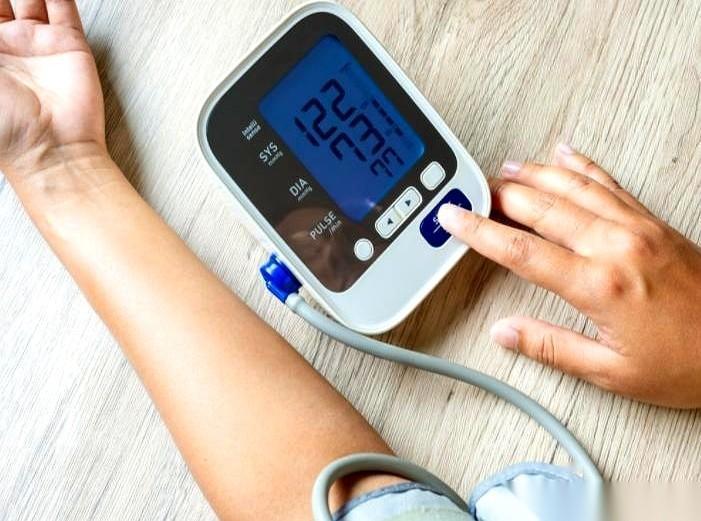 你以为身体在跟你开玩笑？不，它是在尖叫。你只是假装听不见。早上起来，后脑勺