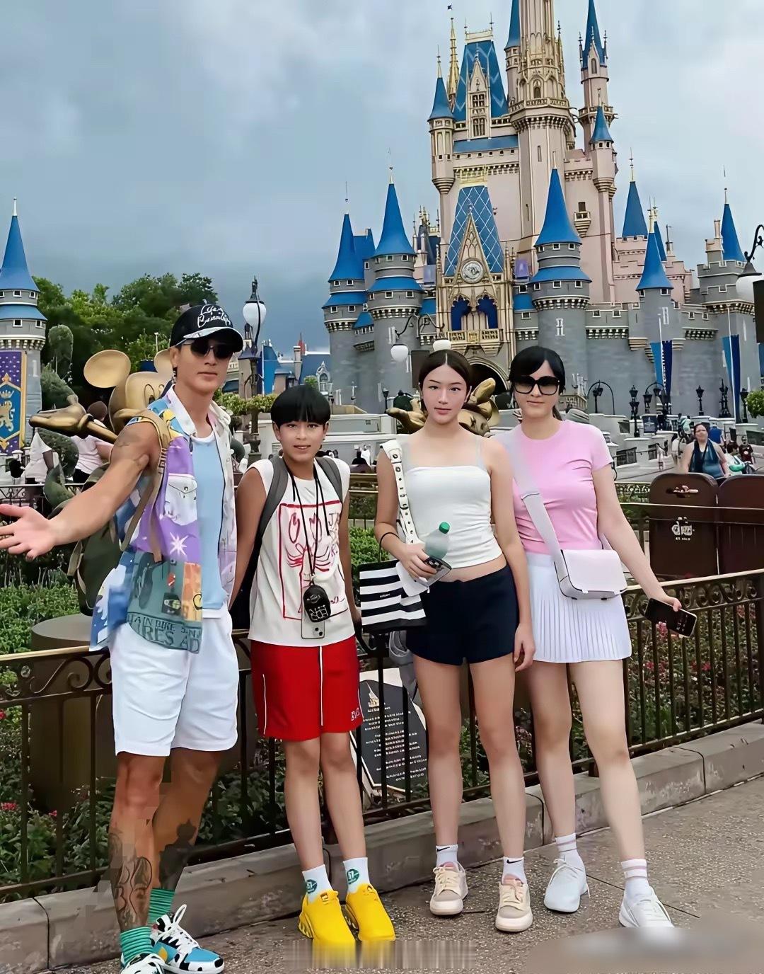 娱乐圈最高颜值的一家四口之一，不接受反驳。​​​