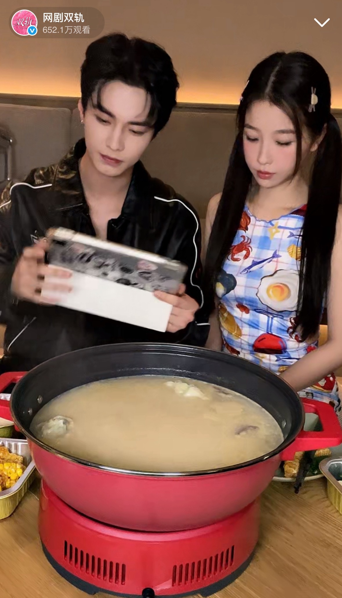 虞书欣双轨直播吃的啥火锅啊，怎么在煮饺子，看着没啥食欲似的，但是她黑长直好漂亮，