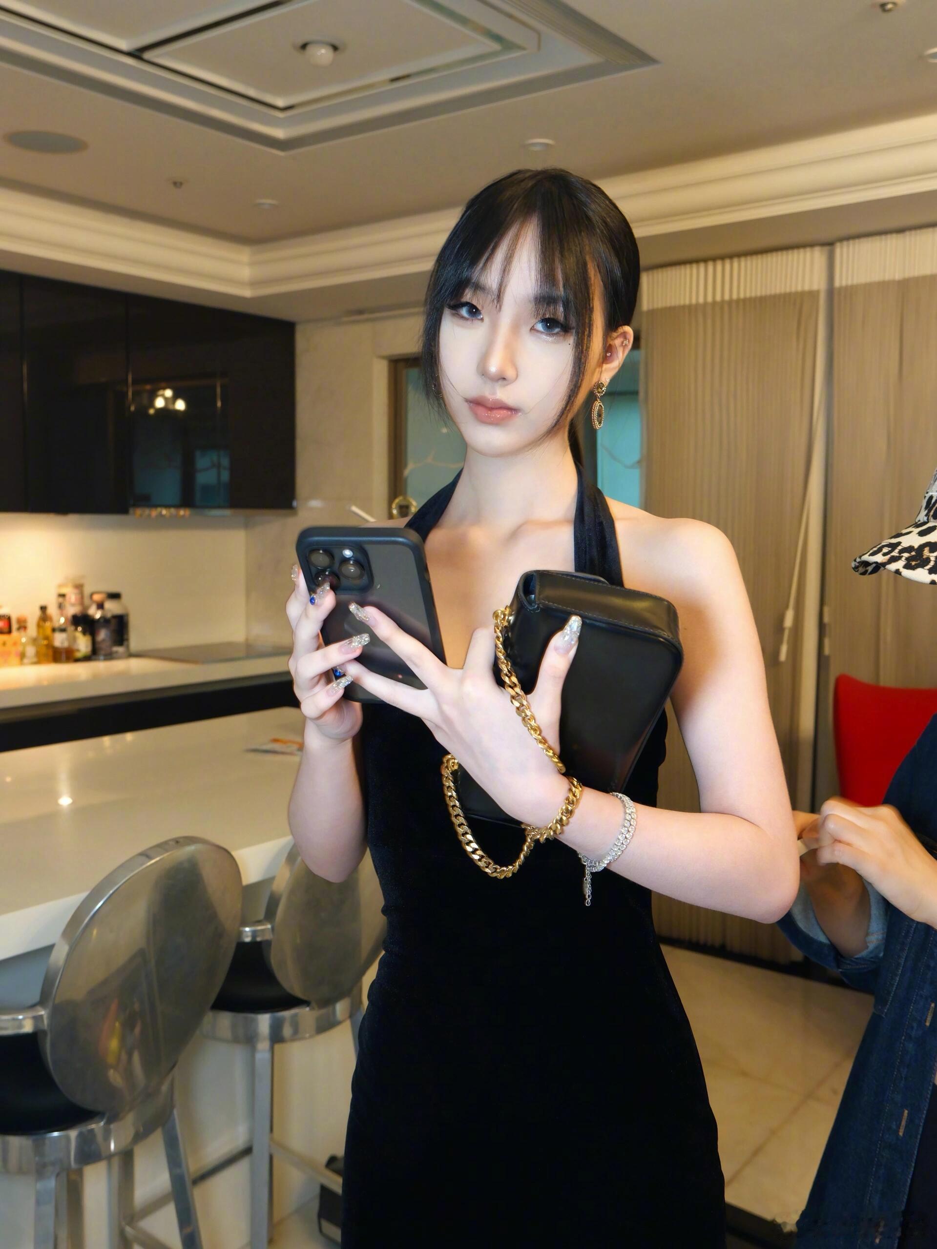 小S大女儿金发感觉她的气质更适合做减法，以前的黑发淡妆会多一种清冷的高级感​​