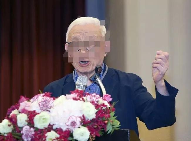 曹老贼是替民进党背锅的大罢免总头目，昨晚结束的大罢免，以24：0的完败战绩谢幕，