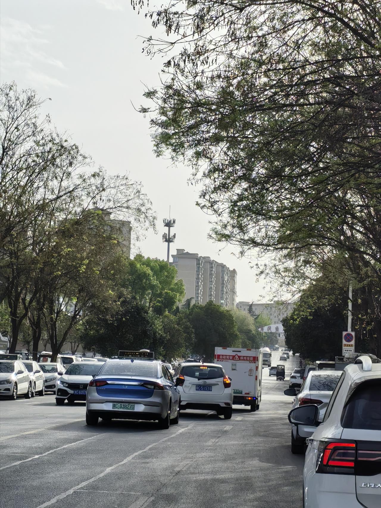 昨天目睹了颇为有趣的一幕。路上有一辆无人驾驶的车在行驶，由于它