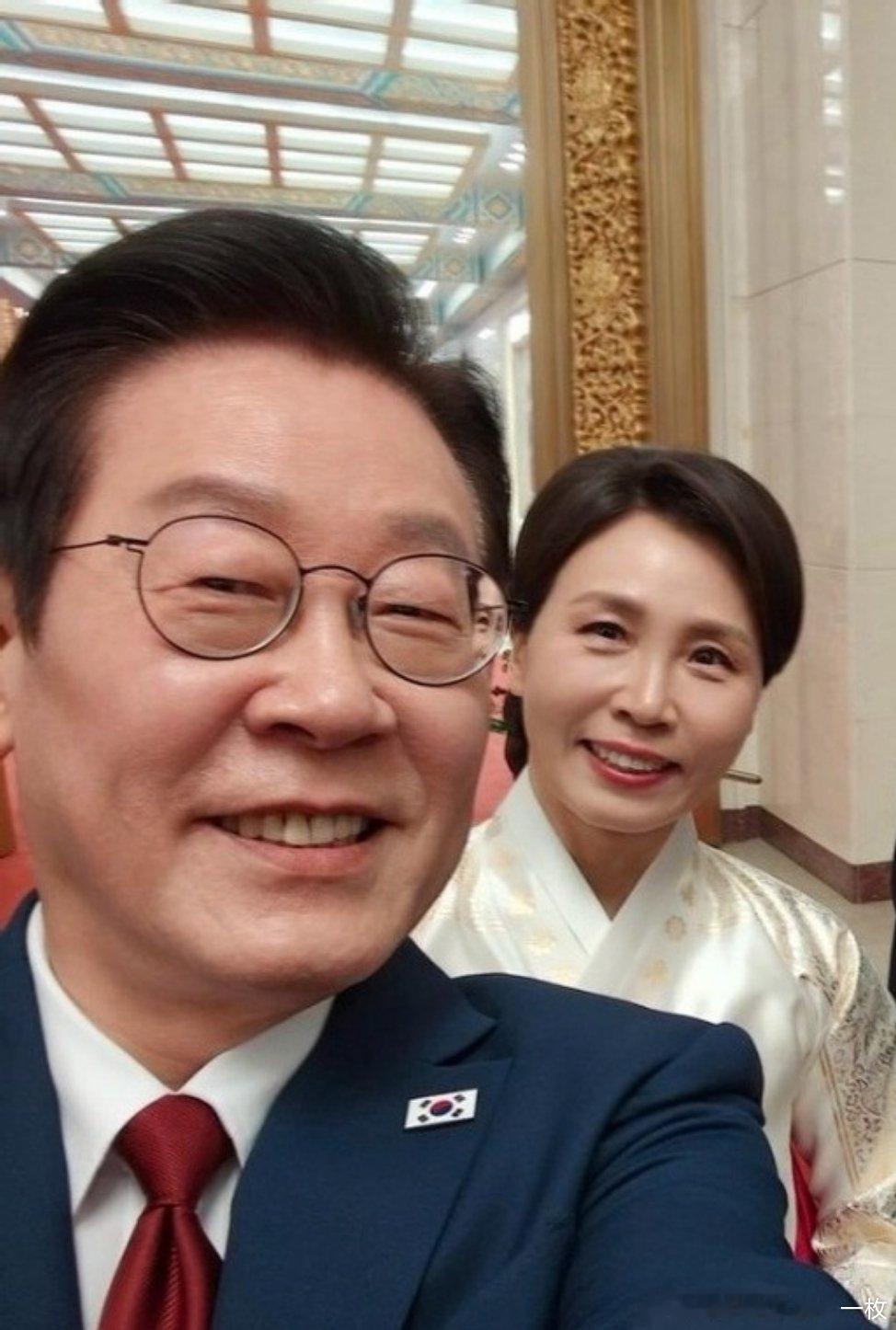 李在明用小米手机自拍。