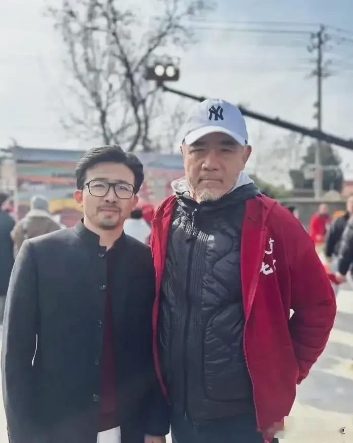 身高176的祖峰是标准男人的身高，怎么站在另一个男明星旁边被秒成了小矮人呢？右边