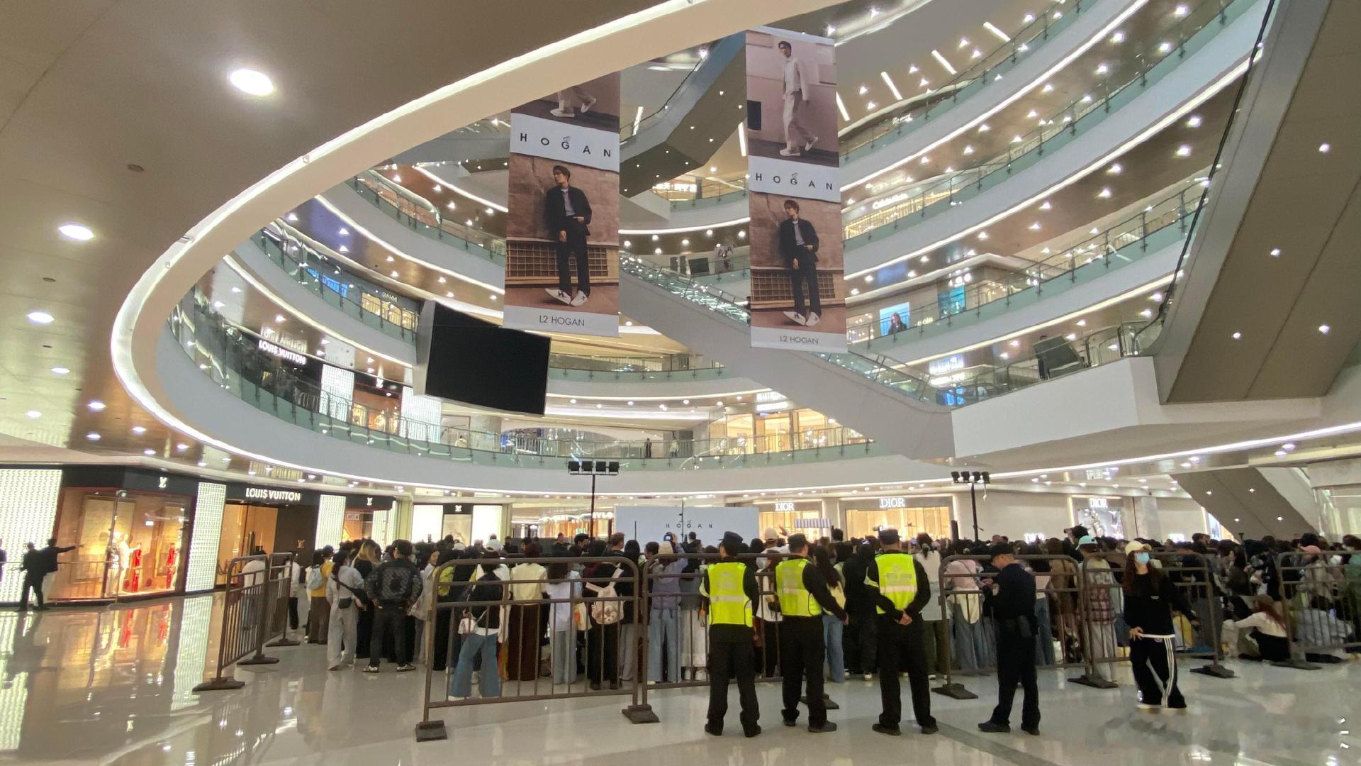 檀健次杭州hogan活动人气檀健次的人气还是没话说！一大早就这么多人排队檀健次