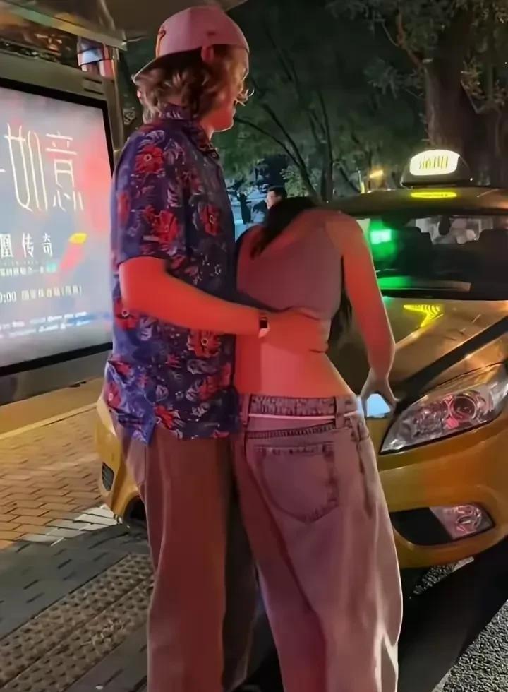 女孩第一次和外籍男人约会。由于过于兴奋，喝的烂醉如泥不省人事。外籍男非常熟练的