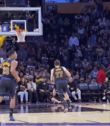 吹牛！东契奇谈最后时刻扣篮：“我的头差点碰到篮筐，我觉得碰到了。”“是的