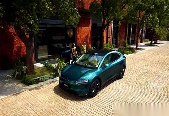 十万台了。很多人还在争论这车的设计、那车的配置，人家已经悄悄把十万个家庭的钥匙